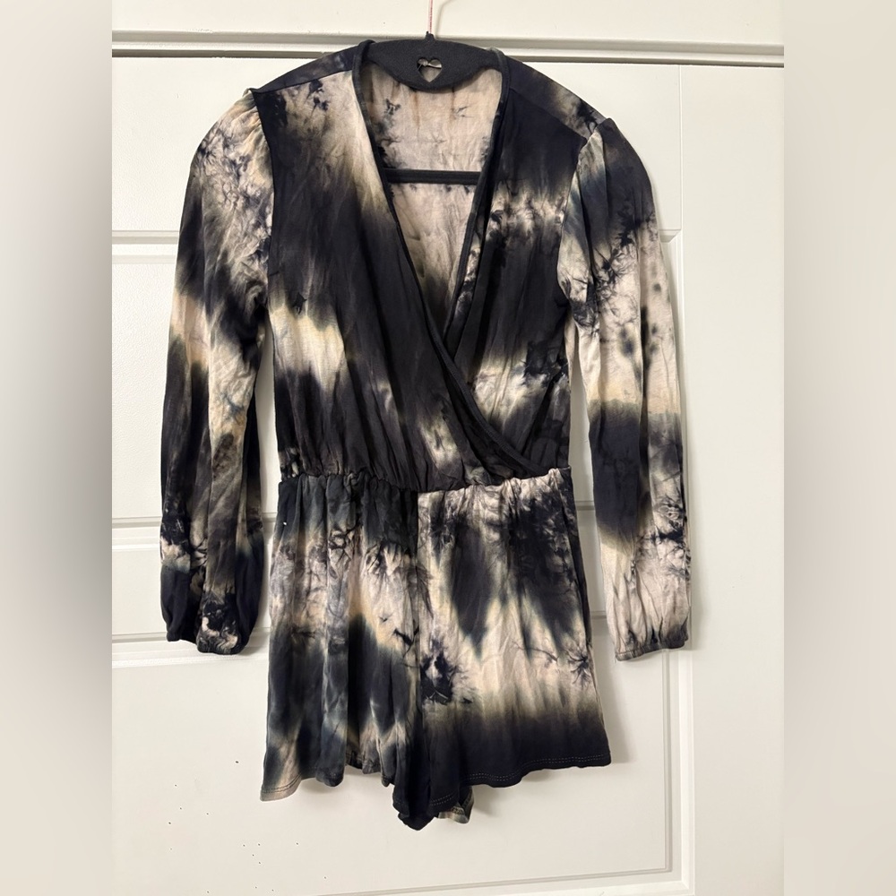Wet Seal Tie Dye Black Cream Gray One Piece Romper Shorts XS X Small 0 2 (A7)‎